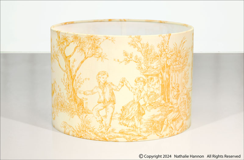 Réalisation d'un cylindrique décoratif pour chambre en tissu coton imprimé inspiration toile de Jouy de couleur jaune.