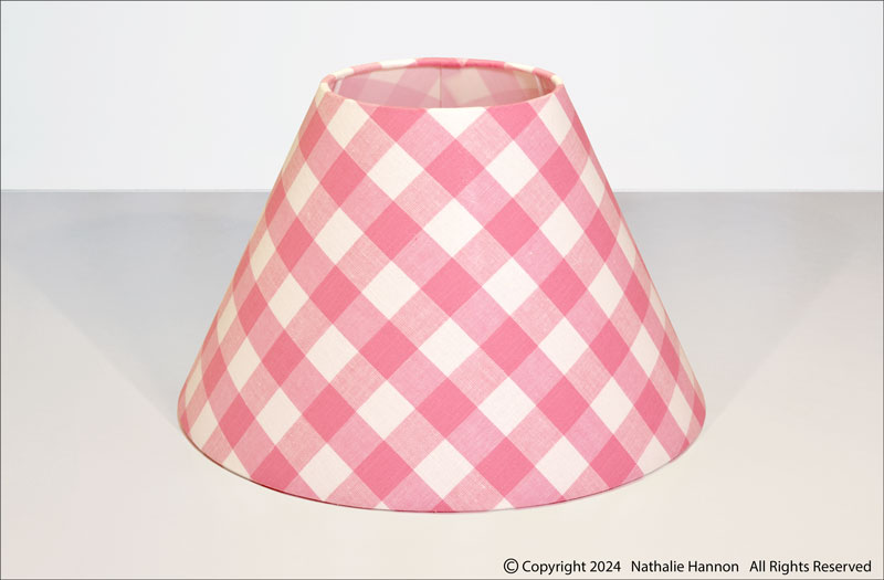 Conique déco pour lampe de chevet pour chambre fille en tissu coton imprimé à carreaux roses et blancs.