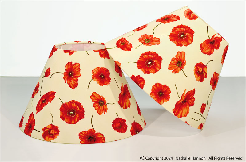 Abat-jour coniques déco pour pieds de lampe en tissu coton imprimé aux motifs de fleurs coquelicots.