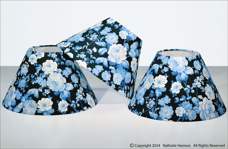 Réalisation d'abat-jour coniques décoratifs pour lampes sur pied en tissu coton imprimé floral bleu.