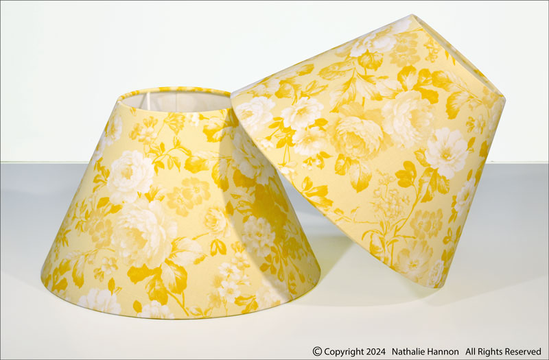 Abat-jour coniques décoratifs pour pieds de lampe fabriqués en tissu coton imprimé fleuri de ton jaune.