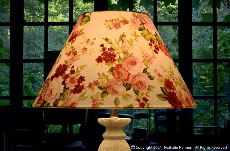 Réalisation d'un éclairage déco pour luminaire de forme conique en tissu coton imprimé floral rose.