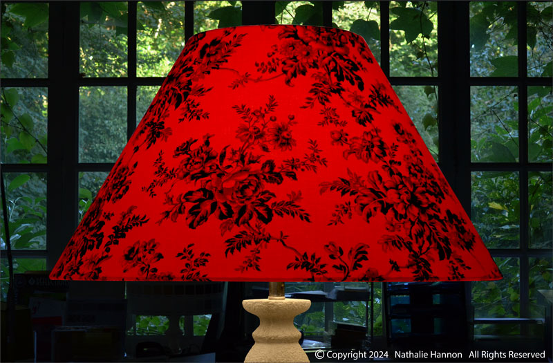 Éclairage décoration de forme conique pour lampe sur pied ou lampadaire en tissu imprimé fleuri noir sur fond rouge.