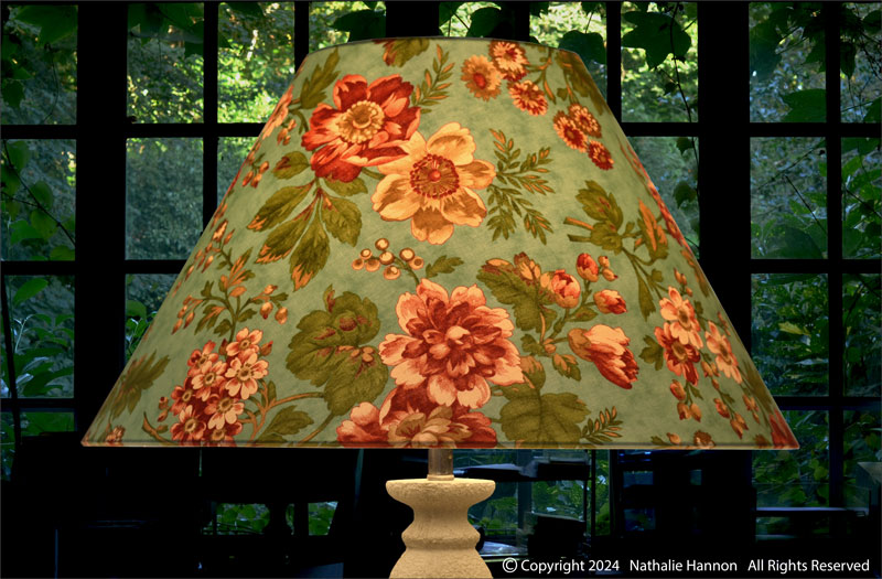 Éclairage déco sur pied de lampe pour salon ou séjour réalisé en tissu coton imprimé floral.