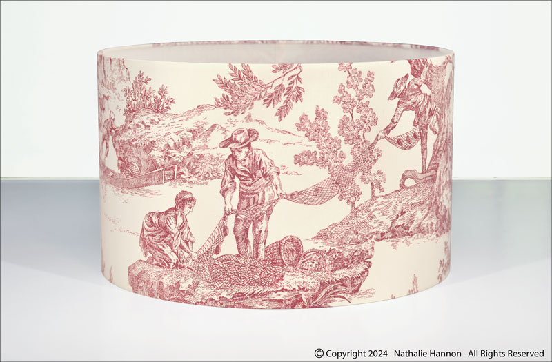 Grand abat-jour cylindrique réalisé en tissu coton imprimé rouge et blanc esprit toile de Jouy.