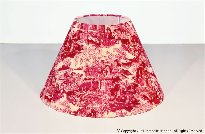 Petit abat-jour conique pour luminaire réalisé en tissu coton imprimé esprit toile de Jouy de couleur rouge.